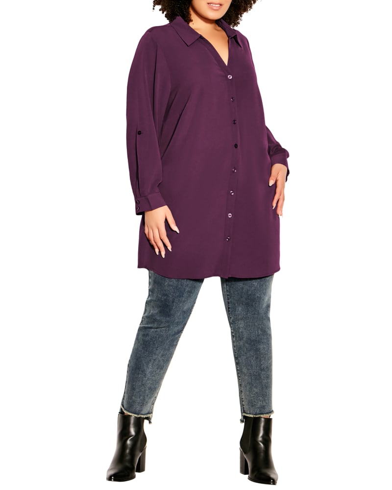 Front of a model wearing a size 14 SHIRT ASPEN PLN in Plum by avenue. | dia_product_style_image_id:256371